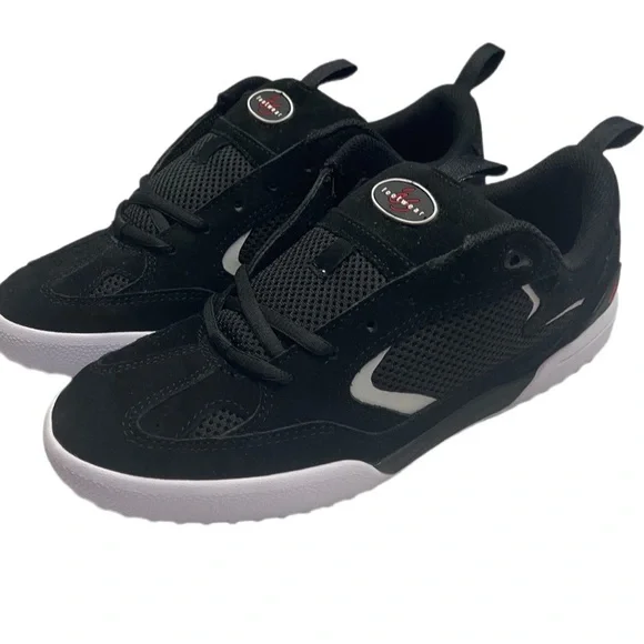Es Quattro size 8.5 black and white brand new suede skateboarding shoes